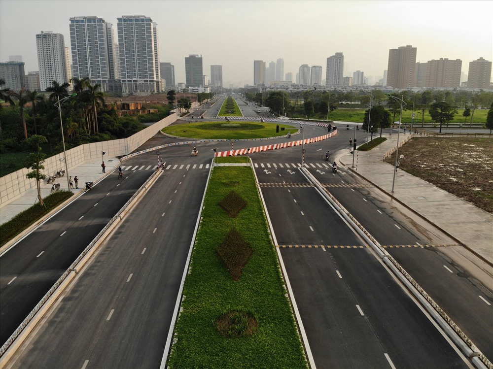 Sau 4 năm thi công, tuyến đường có chiều rộng lên đến 8 làn xe giúp kết nối 3 quận Cầu Giấy, Tây Hồ và Bắc Từ Liêm của thành phố Hà Nội đã chính thức được thông xe.