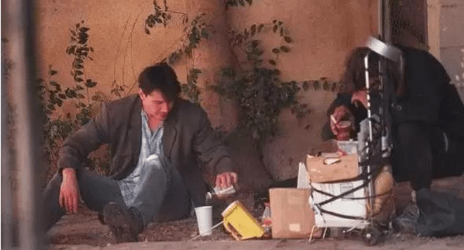 Đôi khi người ta còn bắt gặp Keanu ngồi trò chuyện với người vô gia cư trên đường phố. Ảnh: danviet.vn