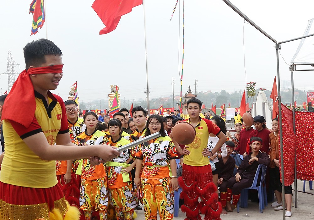Du khách sẽ thích thú khi được tham gia một số trò chơi dân gian.