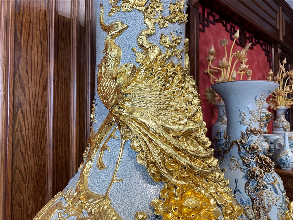 Chim công dát vàng được đắp nổi trên bình gốm men rạn của nghệ nhân Vũ Như Quỳnh (làng gốm Bát Tràng, Gia Lâm, Hà Nội).