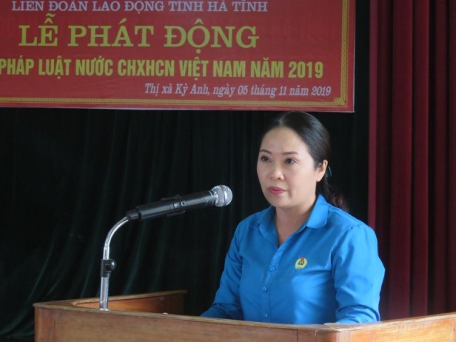 Đồng chí Lê Thị Hải Yến - Phó chủ tịch LĐLĐ tỉnh Hà Tĩnh phát động ngày Pháp luật Việt Nam