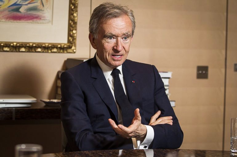 Đến năm 1979, ông trở thành Chủ tịch công ty của gia đình. Theo Bloomberg, tỉ phú Arnault tiến vào thị trường hàng hóa xa xỉ vào năm 1984 bằng cách mua lại một tập đoàn dệt may sở hữu nhãn hiệu Christian Dior. Ảnh: Retail in Asia