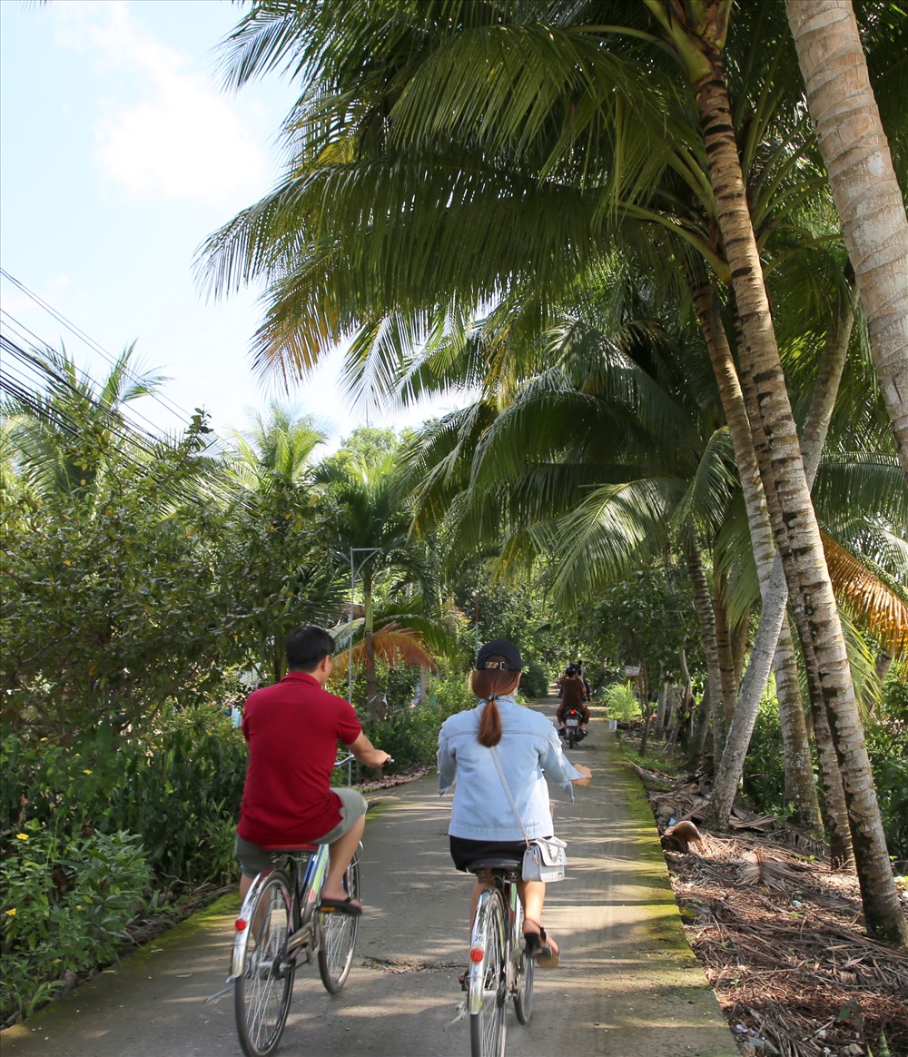 Để đến thăm thú cây Gừa, du khách có thể di chuyển bằng xe môtô hoặc thuê xe đạp di chuyển trên con đường có cảnh 2 bên rất thơ mộng.