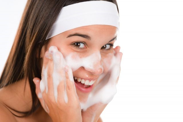 Rửa mặt là bước đầu tiên và là bước quan trọng để bạn có một làn da đẹp.