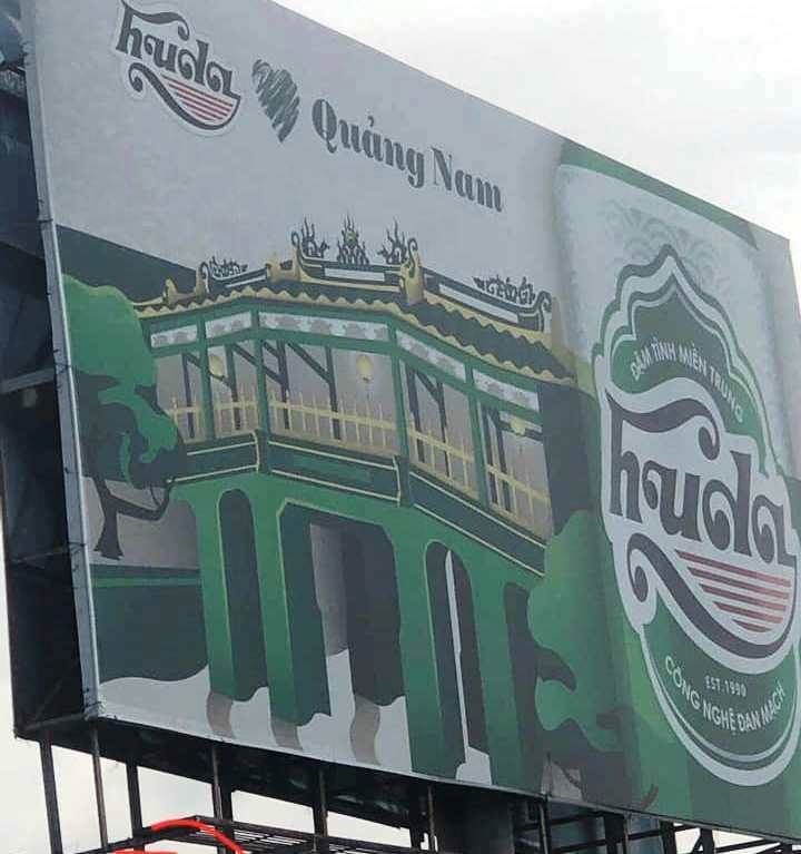Tháo dỡ pano quảng cáo bia Huda Huế gây phản cảm ở Quảng Nam. Ảnh: T.C