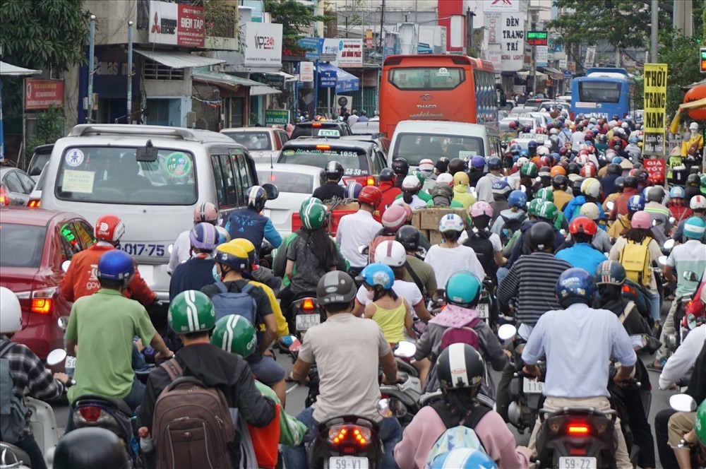 Tắc đường kéo dài khiến nhiều người tham gia giao thông bị mệt mỏi và khó chịu. Ảnh BD.