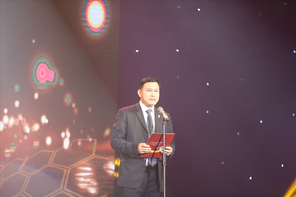 Ông Trần Anh Tú đọc diễn văn khai mạc V.League Awards 2019. Ảnh: HOÀI THU
