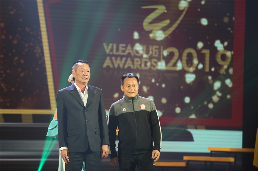 Câu lạc bộ Bình Dương và Thành phố Hồ Chí Minh được vinh danh sau khi đoạt huy chương đồng cup quốc gia 2019. Ảnh: HOÀI THU