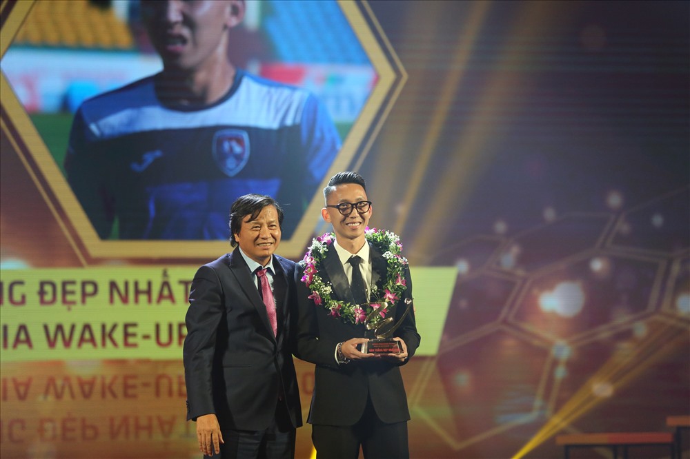 Cầu thủ Nghiêm Xuân Tú nhận danh hiệu cầu thủ ghi bàn thắng đẹp nhất V.League 2019. Ảnh: HOÀI THU