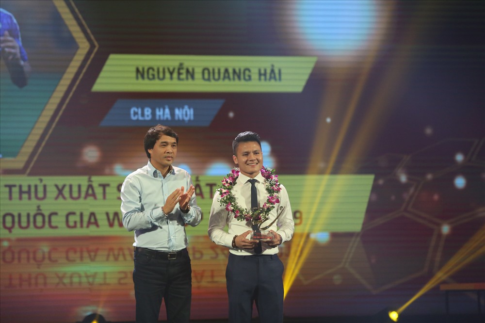 Tiền đạo Nguyễn Quang Hải - câu lạc bộ bóng đá Hà Nội nhận danh hiệu cầu thủ xuất sắc nhất mùa giải V.League 2019. Ảnh: HOÀI THU