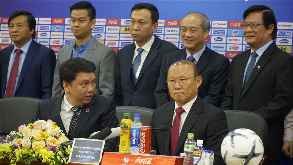 10h30 ngày 7.11, Liên đoàn bóng đá Việt Nam chính thức tổ chức cuộc họp báo công bố hợp đồng mới với HLV Park Hang-seo