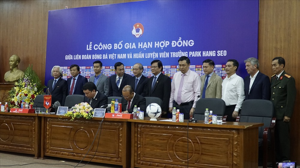 10h55, huấn luyện viên Park Hang-seo và ông Lê Hoài Anh - Tổng thư ký VFF chính thức ký vào bản hợp đồng giữa đôi bên, có thời hạn 3 năm.