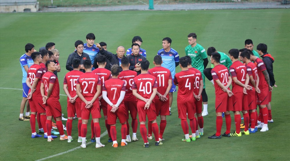 Ông Park gọi 27 cầu thủ chuẩn bị cho trận đấu với UAE và Thái Lan. Ảnh: VFF