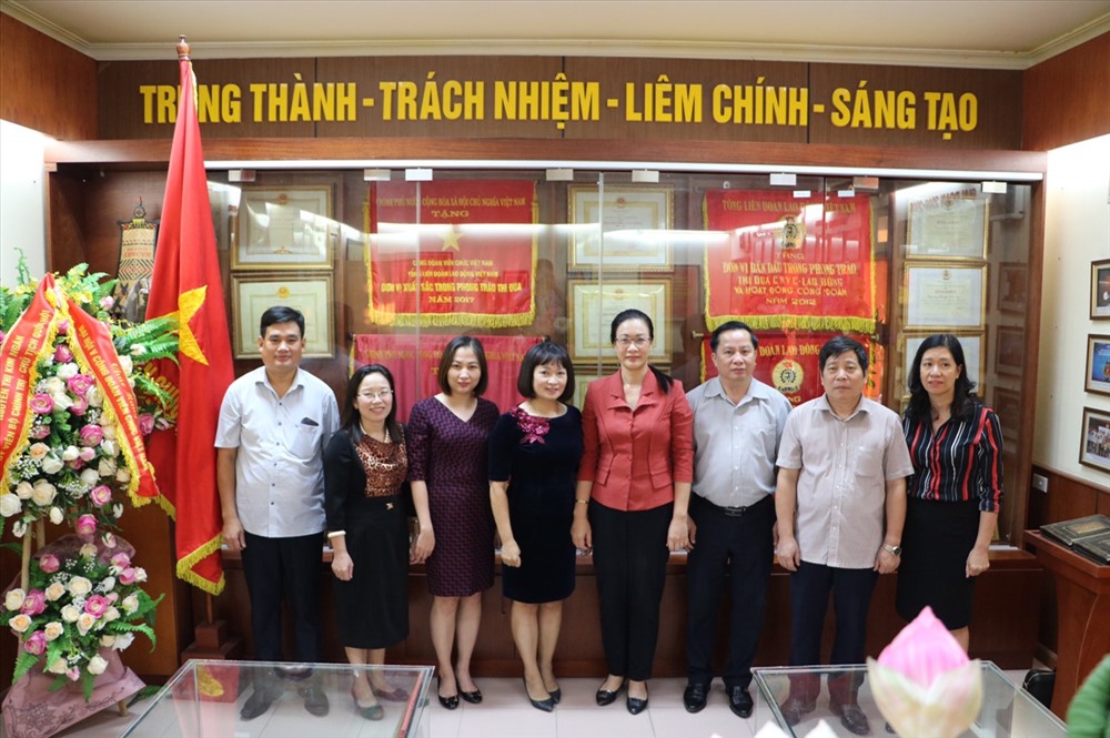 Các đồng chí đoàn khảo sát thăm quan tại phòng truyền thống Công đoàn Viên chức Việt Nam.