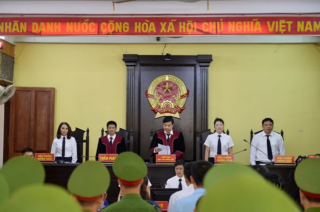 Phiên tòa xét xử gian lận điểm thi ở Sơn La.