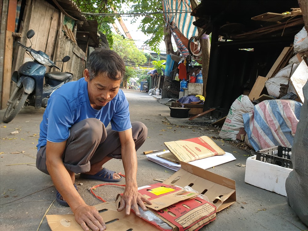 Khi được hỏi về công việc mới sau khi nghỉ làm than tổ ong, ông Cường ngậm ngùi nói: “Mình cứ làm cho đến khi nào chính quyền thành phố không cho làm nữa, được ngày nào hay ngày đó. Đợt tới làm than bị cấm rồi thì về quê nuôi gà, chăn vịt chắc cũng không đói được đâu”. Theo ông Cường, thu nhập từ việc làm than tổ ong là rất thấp. Để có thể trang trải cho cuộc sống, hằng ngay ông vẫn phân loại phế thải, bìa giấy, sắt vụn bán lấy tiền gửi về gia đình.