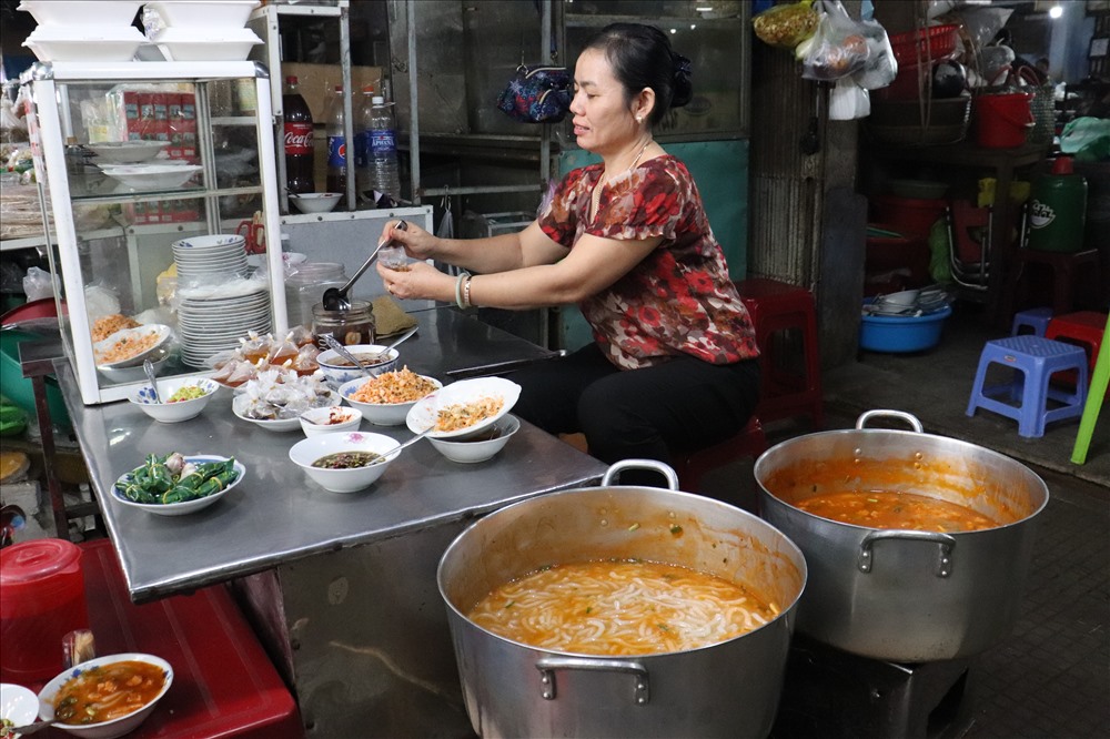 Chúng ta có thể dễ dàng bắt gặp những gánh bánh canh Nam Phổ của các chị, các O, rong ruổi khắp phố phường như một nét đặc trưng trong văn hóa ẩm thực Huế.