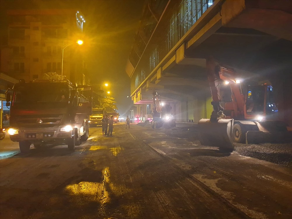 Hàng loạt xe tải, máy xúc và thiết bị chuyên dụng đã tập kết tại đường Nguyễn Trãi (phía giáp với địa bàn quận Hà Đông) để phục phụ việc thi công, sửa chữa.