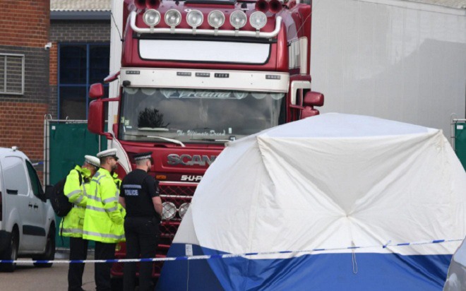 Cảnh sát Anh khám nghiệm hiện trường vụ 39 người chết trong xe container.