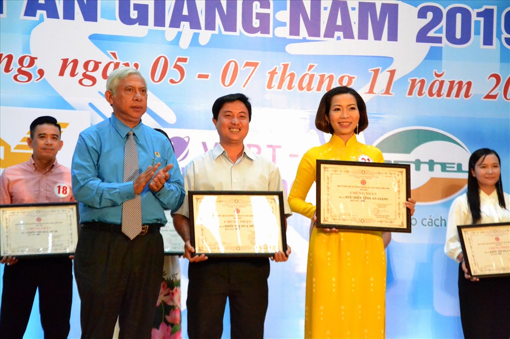 Ông Nguyễn Thiện Phú trao thưởng cho đội đạt thành tích cao khối thi đua trực thuộc LĐLĐ tỉnh. Ảnh: LT
