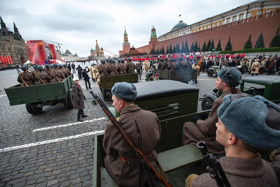 Quân đội Nga mặc đồng phục thời Thế chiến II diễu binh hôm 7.11 trên Quảng trường Đỏ, tái hiện cuộc diễu binh thời chiến huyền thoại ngày 7.11.1941. Ảnh: AFP
