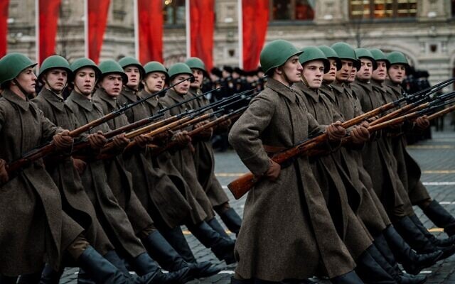 Trong tình thế cấp bách, nhà lãnh đạo Liên Xô Josef Stalin đã ra lệnh tiến hành cuộc duyệt binh để củng cố tinh thần của những người bảo vệ thành phố. Ảnh: AFP