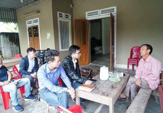 Ông Ái (ngoài cùng bên phải) cho hay, trưa ngày 7.11, gia đình đã nhận được tin từ Bộ Ngoại giao nói con trai Nguyễn Văn Nhân là 1 trong 39 thi thể được phát hiện ở Anh.