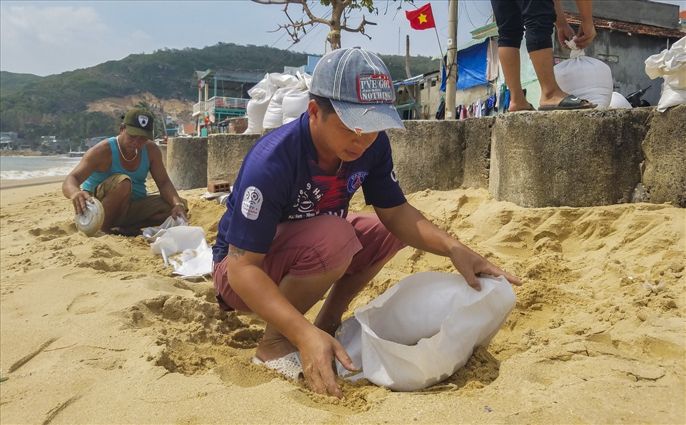 Còn Phó Chủ tịch UBND tỉnh Bình Định - Trần Châu cho biết, để ứng phó với bão số 6 được dự báo sắp đổ bộ vào đất liền, tỉnh Bình Định đã lên phương án di dời hơn 1.000 hộ dân ven biển đến nơi an toàn.