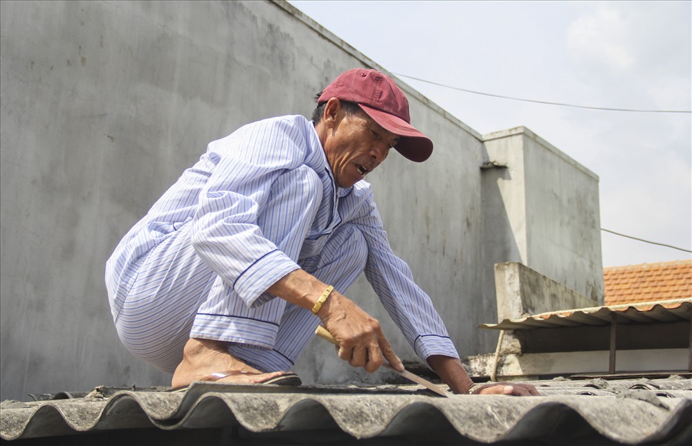 Tuy không bị sóng đánh sập nhà, nhưng khi nghe tin bão số 6 ảnh hưởng trực tiếp đến Bình Định, ông Nguyễn Văn Đông (60 tuổi) cũng tất bật sửa chữa lại một số chỗ bị hư do cơn bão số 5 gây ra.