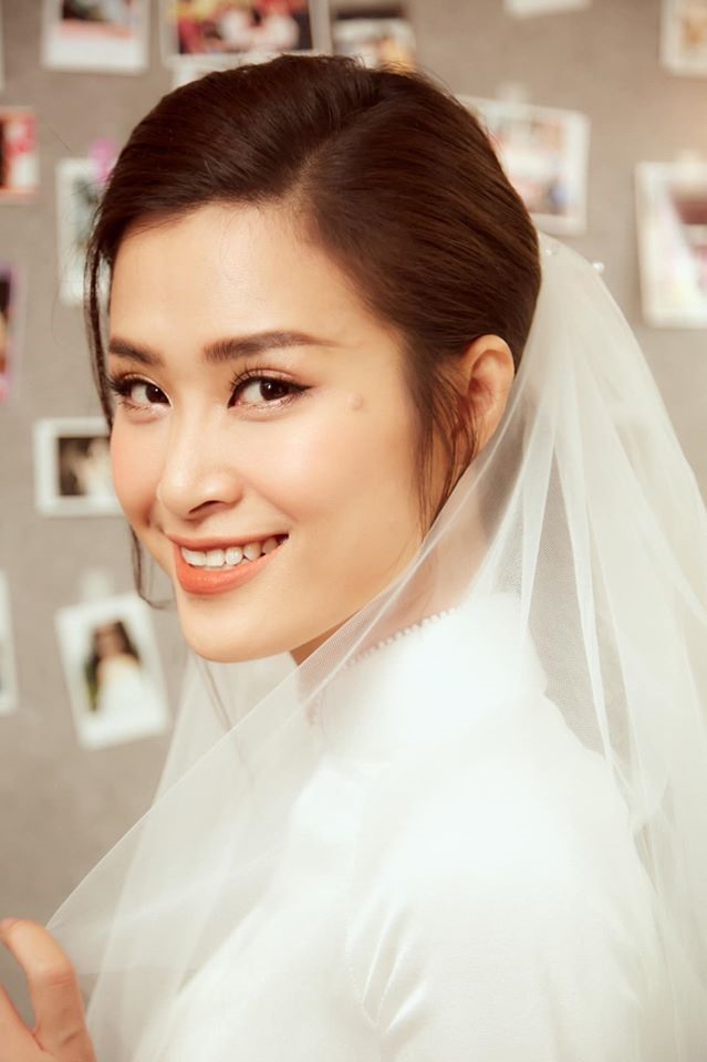 Xuất hiện trong chiếc váy cưới đơn giản, lấy cảm hứng từ thập niên 60, Đông Nhi được khen ngợi về nhan sắc. Gương mặt của nữ diễn viên ánh lên niềm hạnh phúc trong ngày trọng đại. Ảnh: FBNV.