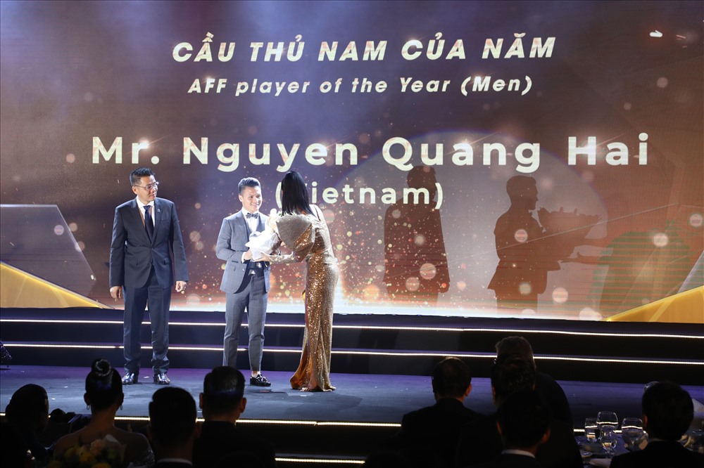 Tối 8.11, tại lễ trao giải AFF Awards 2019, Quang Hải được bầu chọn là “Cầu thủ nam xuất sắc nhất Đông Nam Á năm 2019“. Đây là thành quả rất xứng đáng cho những nỗ lực và màn trình diễn tuyệt vời của anh suốt thời gian qua.