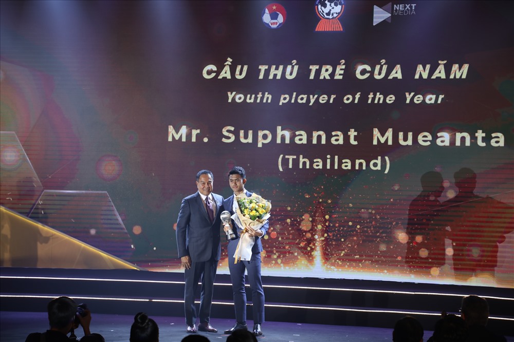 Ở hạng mục cầu thủ trẻ của năm, tài năng trẻ Thái Lan - Suphanat Muenta giành giải xứng đáng. Cầu thủ Việt Nam - Đoàn Văn Hậu từng nhận vinh dự này vào năm 2017.