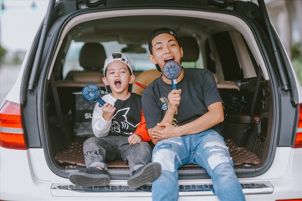 Ông xã Khánh Thi - vũ công Phan Hiển cùng con trai vui vẻ trong buổi ghi hình show thực tế “Nhà bao việc“.