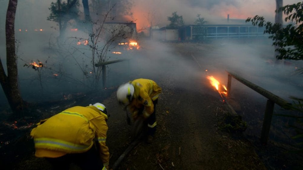 Ba người được báo mất tích và ít nhất 100 ngôi nhà bị phá hủy trong bão lửa hôm 8.11, theo cơ quan cứu hỏa vùng nông thôn bang New South Wales. Ảnh: DT.