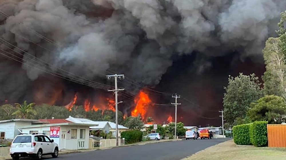 Hơn 1200 lính cứu hỏa và 70 máy bay đã được huy động tham gia chữa cháy rừng sau khi lực lượng tiếp viện được điều động từ Tasmania, Victoria và South Australia. Ảnh: DT.