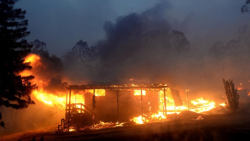 Hàng nghìn cư dân ở bang phía bắc Australia đã phải sơ tán và nhiều tòa nhà, trong đó có một trường học ở Bobin được cho là đã bị phá hủy. Có tin báo về cư dân mắc kẹt và nhiều địa điểm cứu hỏa không thể tiếp cận kịp thời. Ảnh: DT.