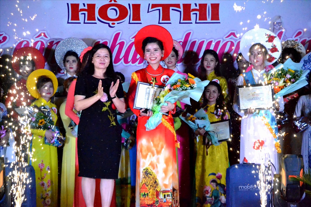 Bà Phan Thị Diễm - Phó Chủ tịch LĐLĐ An Giang trao thưởng cho thí sinh đạt giải Nhất. Ảnh: Lục Tùng