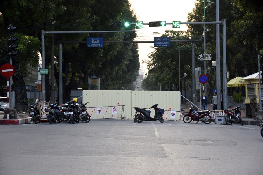 Từ ngày 7/11, phố Kim Mã đã được rào cứng nửa đường nhằm phục vụ thi công Giếng thoát hiểm