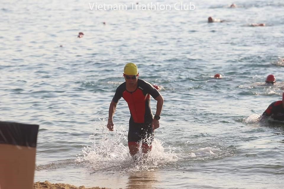 Tiến Hùng vô địch Challenge Vietnam khi mới học bơi được...1 tháng. Ảnh: NVCC
