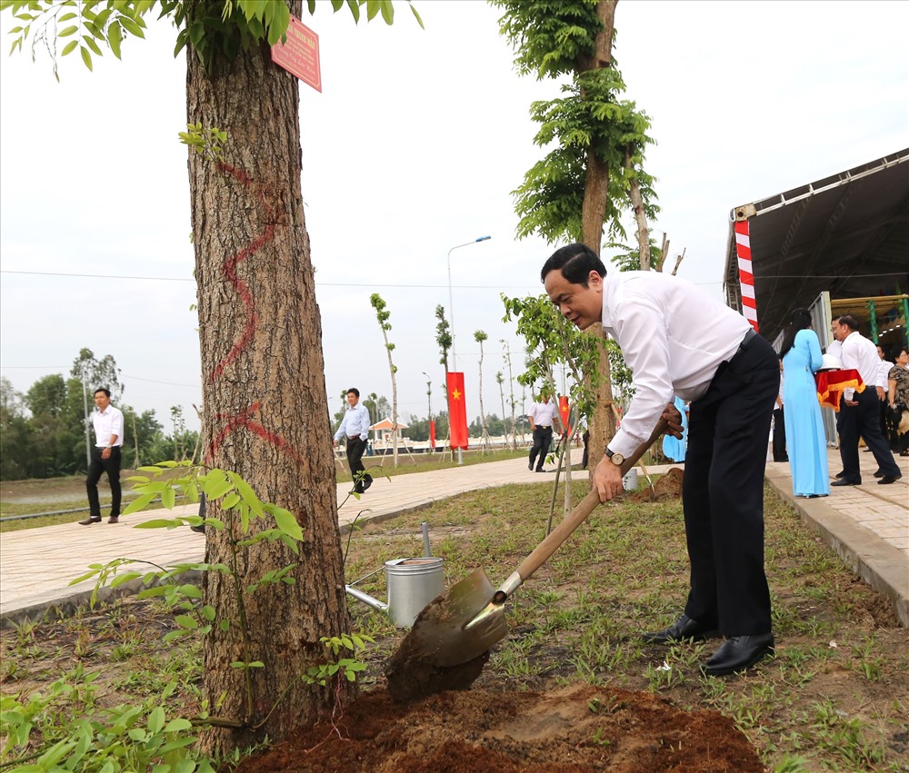 Đồng chí Trần Thanh Mẫn trồng cây lưu niệm tại khu di tích