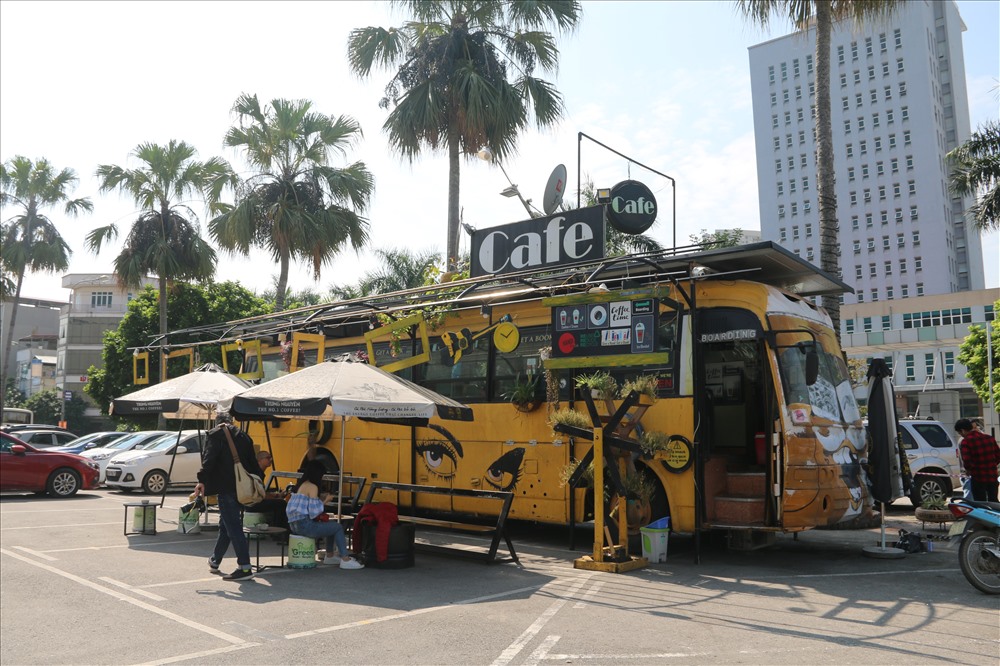 Quán Cà phê được làm từ chiếc xe buýt hỏng (Metro Hà Đông, Hà Nội) thu hút sự quan tâm của các bạn trẻ.