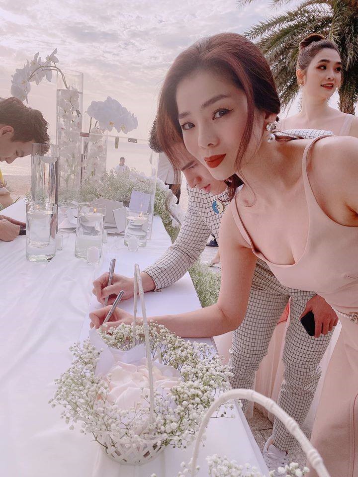 Các sao Việt tranh thủ chụp bức ảnh kỉ niệm trước giờ cử hành hôn lễ. FBNV