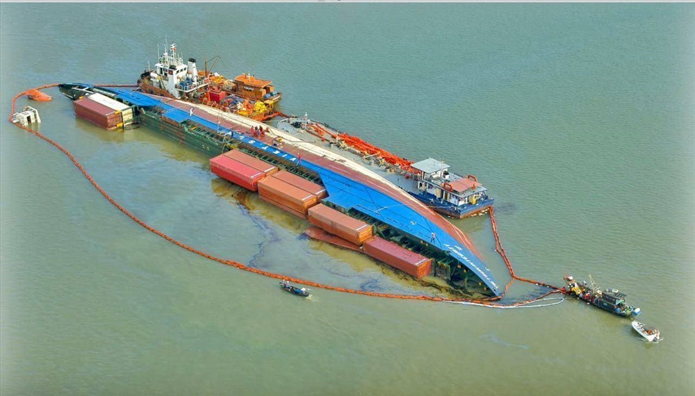 Các lực lượng chức năng khống chế, ngăn không cho dầu từ tàu bị nạn loang ra môi trường.  Ảnh: M.H
