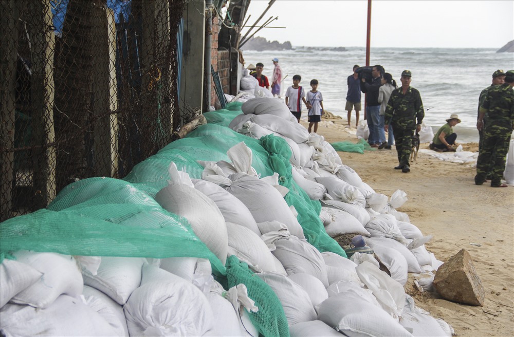 Đại tá Lương Ngọc Chinh -Chỉ huy trưởng Bộ chỉ huy BĐBP tỉnh Bình Định cho biết, đơn vị huy động 350 chiến sỹ đến các nơi xung yếu giúp người dân trong công tác ứng phó bão và giúp đỡ người dân khắc phục hậu quả sau bão.