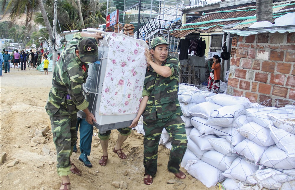 Tỉnh Bình Định huy động hơn 3.500 chiến sỹ thuộc các lực lượng vũ trang đến giúp người dân chằng chống nhà cửa, di dời...