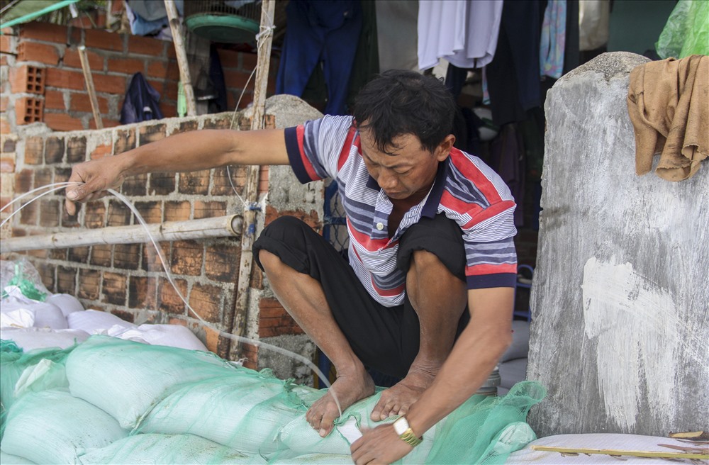Bão số 5 vừa qua không lâu thì người dân miền biển Nhơn Hải lại phải gồng mình đối phó bão số 6.