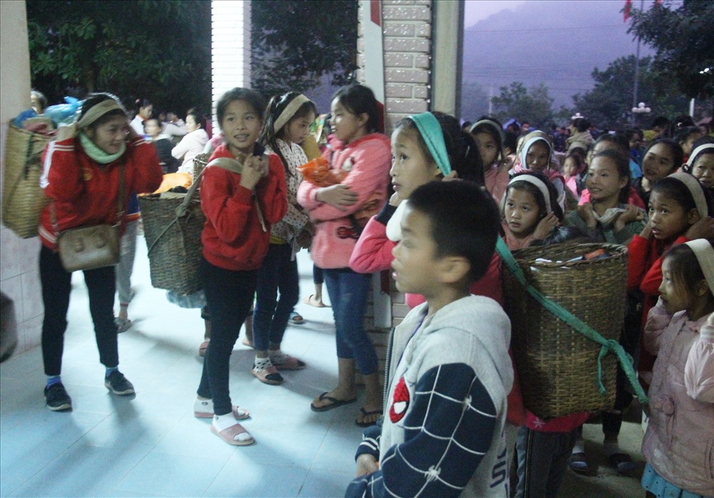 Vì chợ chỉ họp một lần duy nhất vào sáng thứ 7 hàng tuần nên những em nhỏ từ nước bạn Lào cũng được bố mẹ cho đi chơi. Ảnh: NT