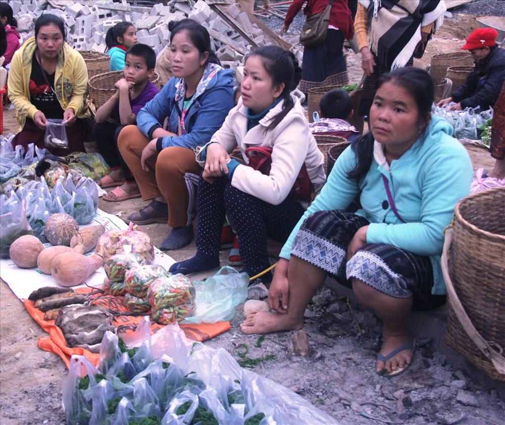 Nét đặc trưng nhất ở chợ Na Mèo chính là các sản vật địa phương được nhân dân Lào-Việt mang đến chợ để trao đổi, bày bán như: chuột rừng phơi khô, chuột rừng nướng, nhím, dúi, cá suối nướng, vải thổ cẩm, đồ thủ công mỹ nghệ, chiếu, dưa chuột Lào, măng rừng, rau, cơm nắm, thịt bò... (của người Lào) và các mặt hàng gia dụng, giày dép, quần áo, xà phòng, cá biển, cơm nếp... (của người Việt). Ảnh: NT