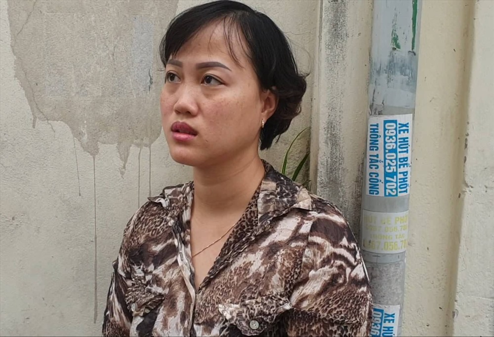 Chị Phạm Phương Linh kể lại vụ việc với phóng viên Lao Động. Ảnh: Phạm Đông