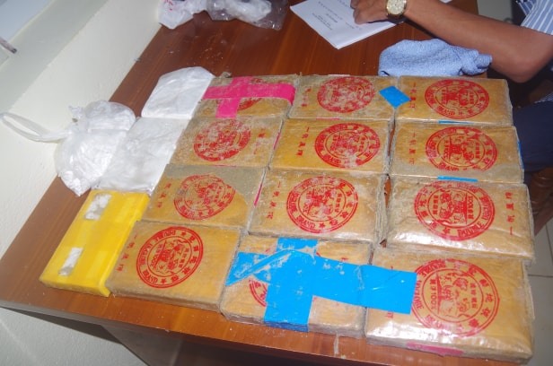 Người dân phát hiện hàng chục bánh heroin trôi dạt vào bờ biển Quảng Nam. Ảnh: CTV